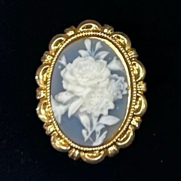 Vtg Floral Cameo Brooch White Carved On Shell Blue & Gold-tone Victorian Style - Picture 1 of 5